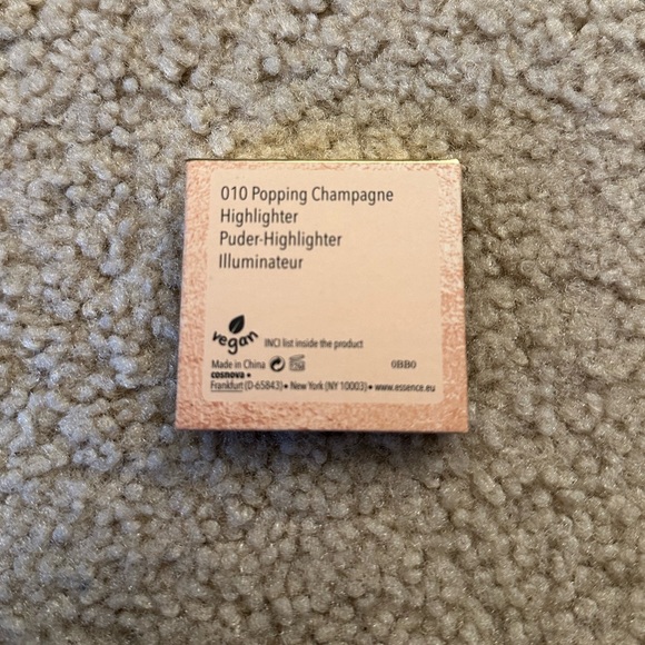 ESSENCE Pure Nude Highlighter- Popping Champagne - Picture 2 of 3